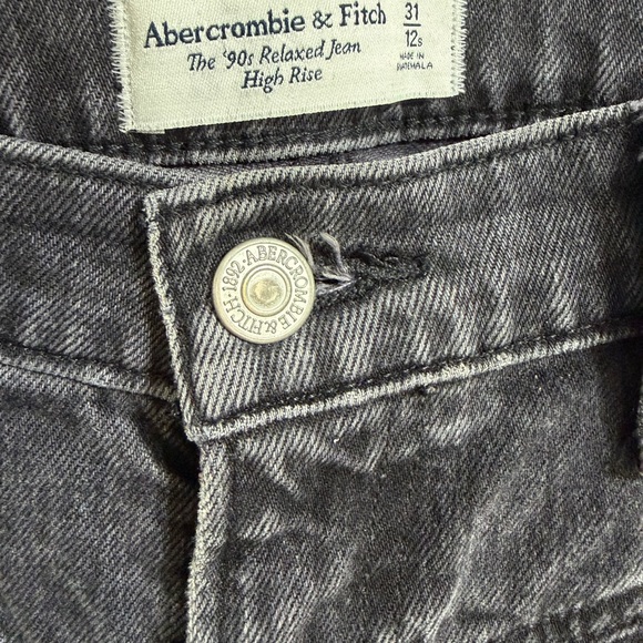 Abercrombie & Fitch Washed Black The 90’ Relaxed High-Rise Jeans - Picture 4 of 8